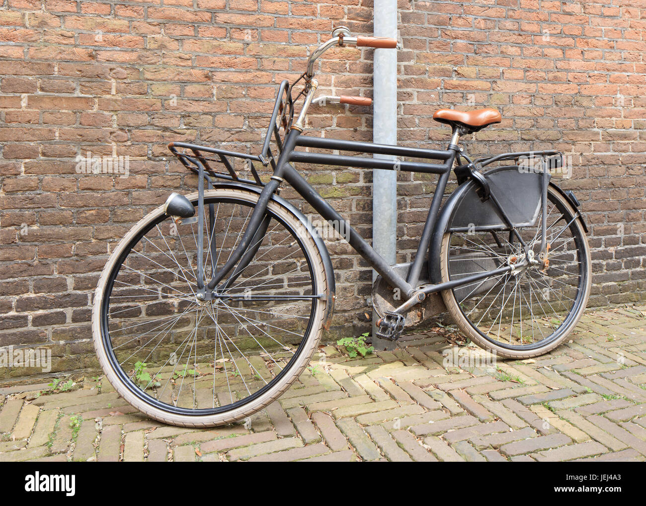 Parked black bicycle hi-res stock photography and images - Alamy
