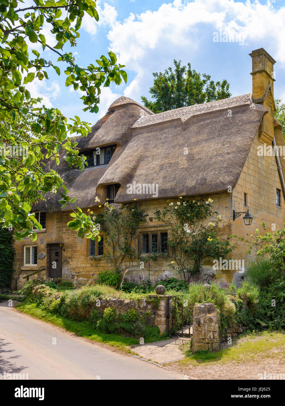 Cotswolds thatched cottage hires stock photography and images Alamy
