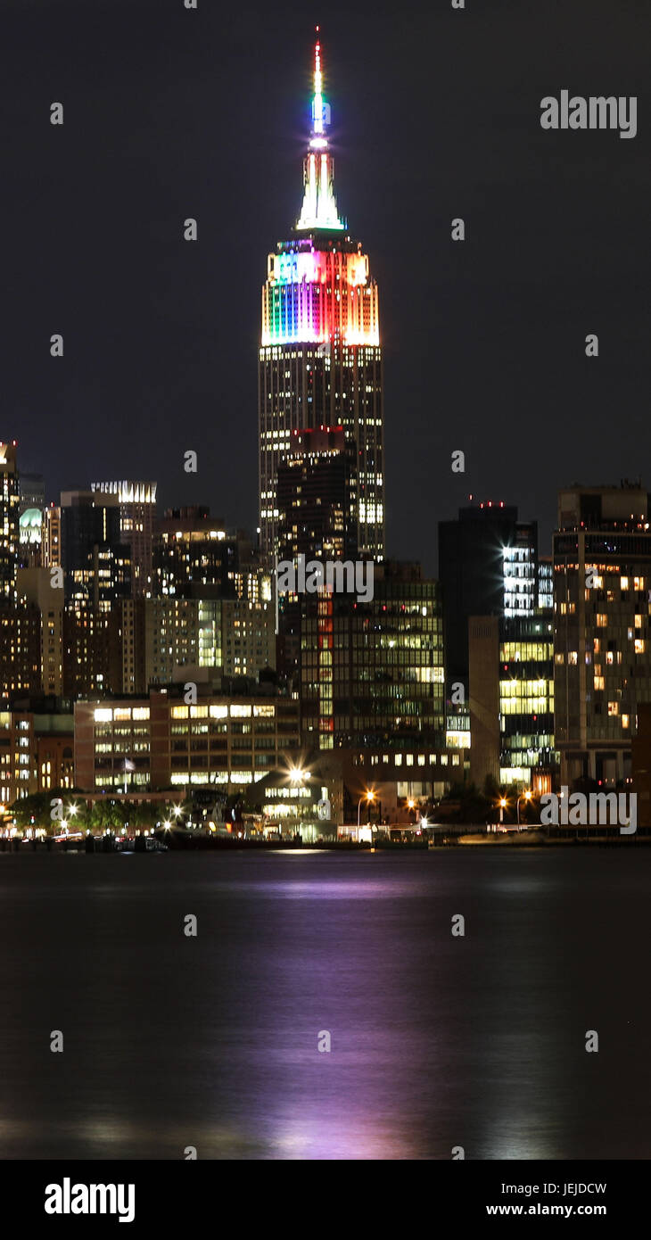 New York, United States. 25th June, 2017. View of the Empire State Building illuminated with rainbow colors in allusion to LGBT Pride Parade on Manhattan Island in New York City on Sunday night, 25. Credit: Brazil Photo Press/Alamy Live News Stock Photo