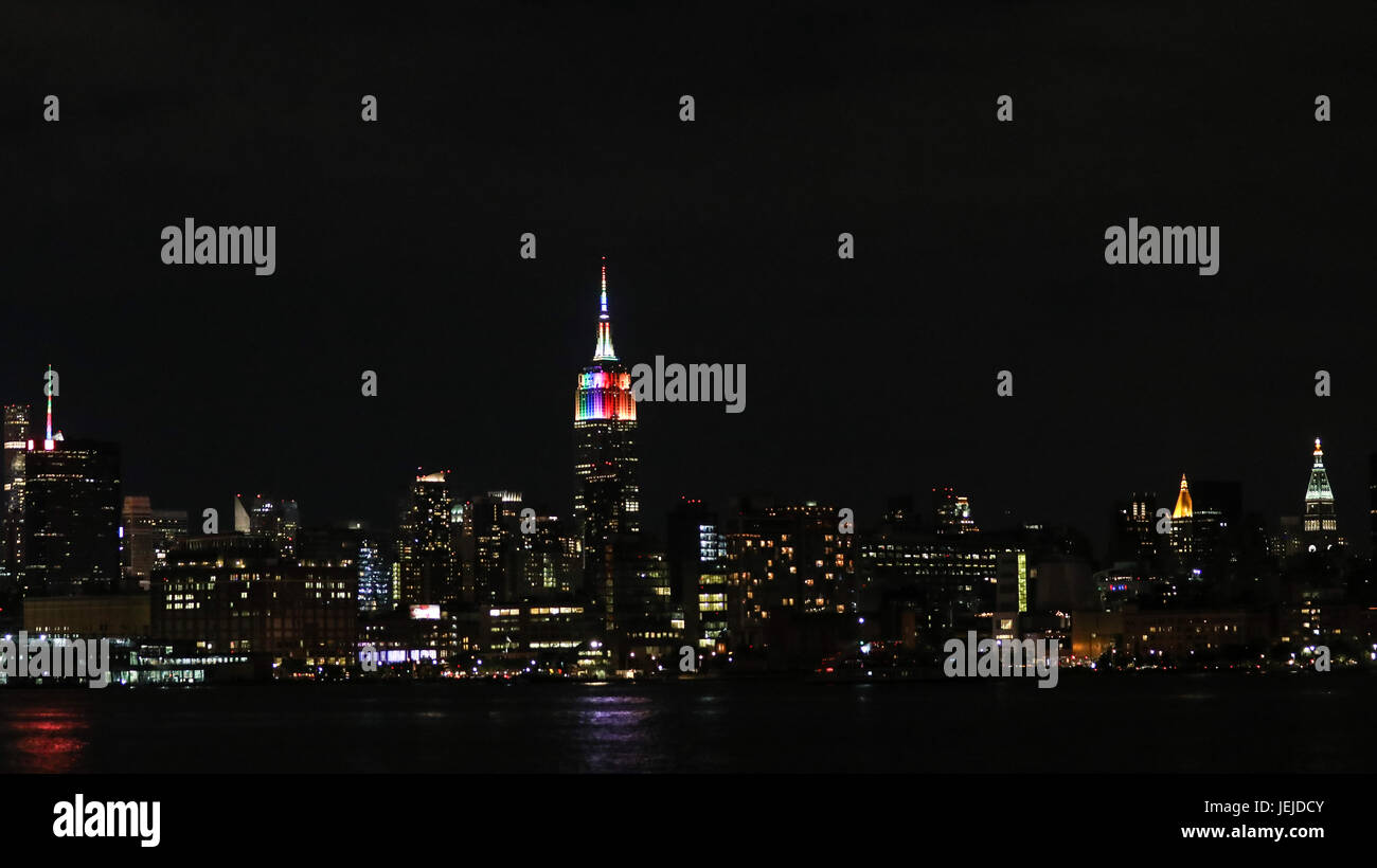 New York, United States. 25th June, 2017. View of the Empire State Building illuminated with rainbow colors in allusion to LGBT Pride Parade on Manhattan Island in New York City on Sunday night, 25. Credit: Brazil Photo Press/Alamy Live News Stock Photo