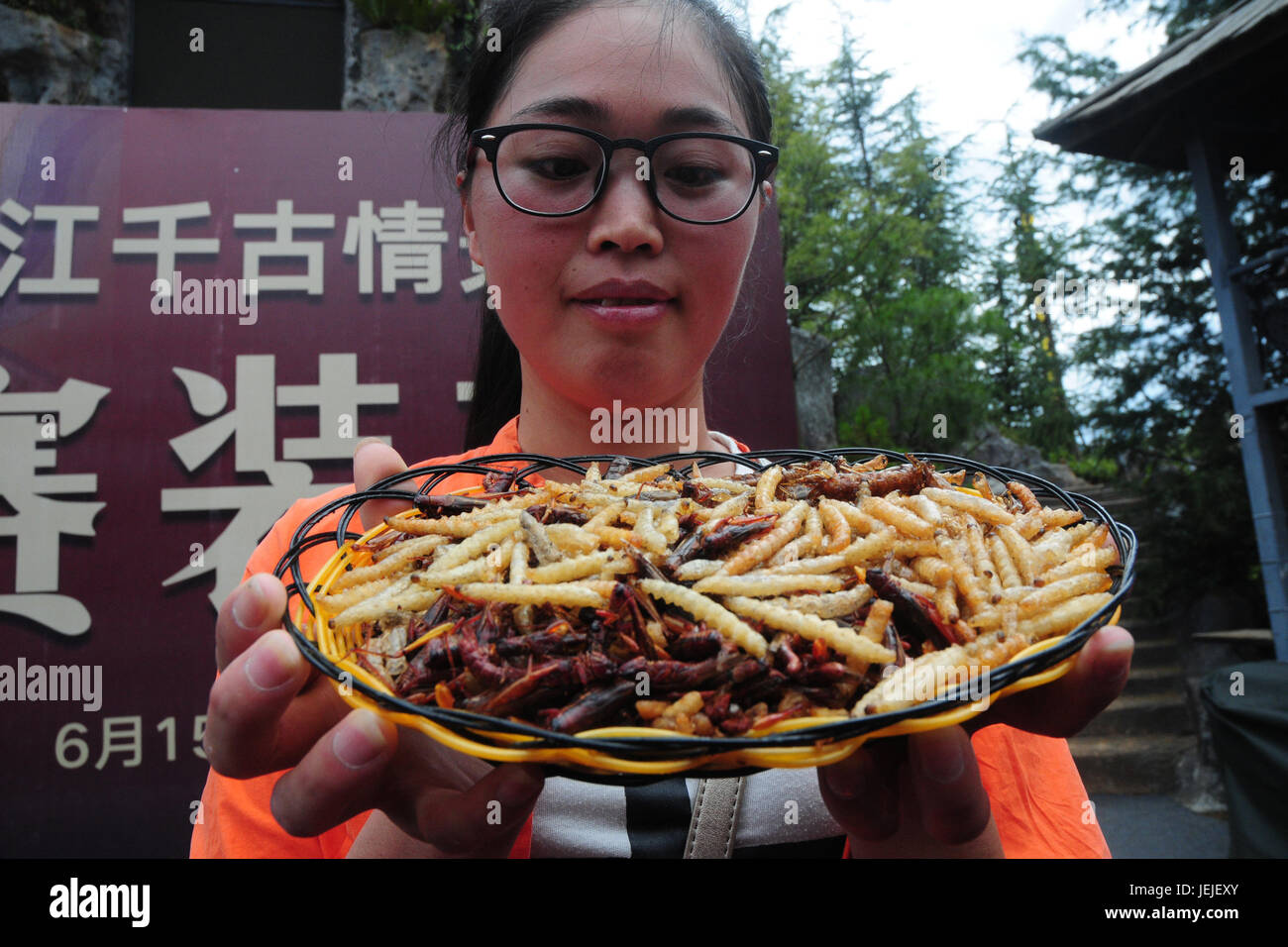 Где едят червей. Китай еда насекомые. Странная китайская еда.