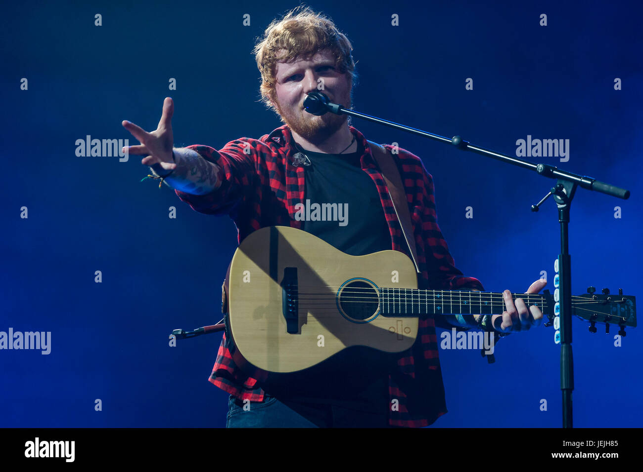 Glastonbury, UK. 25th June, 2017. Ed Sheeran plays the Pyramid Stage - The 2017  Glastonbury Festival, Worthy Farm. Glastonbury, 25 June 2017 Credit: Guy  Bell/Alamy Live News Stock Photo - Alamy