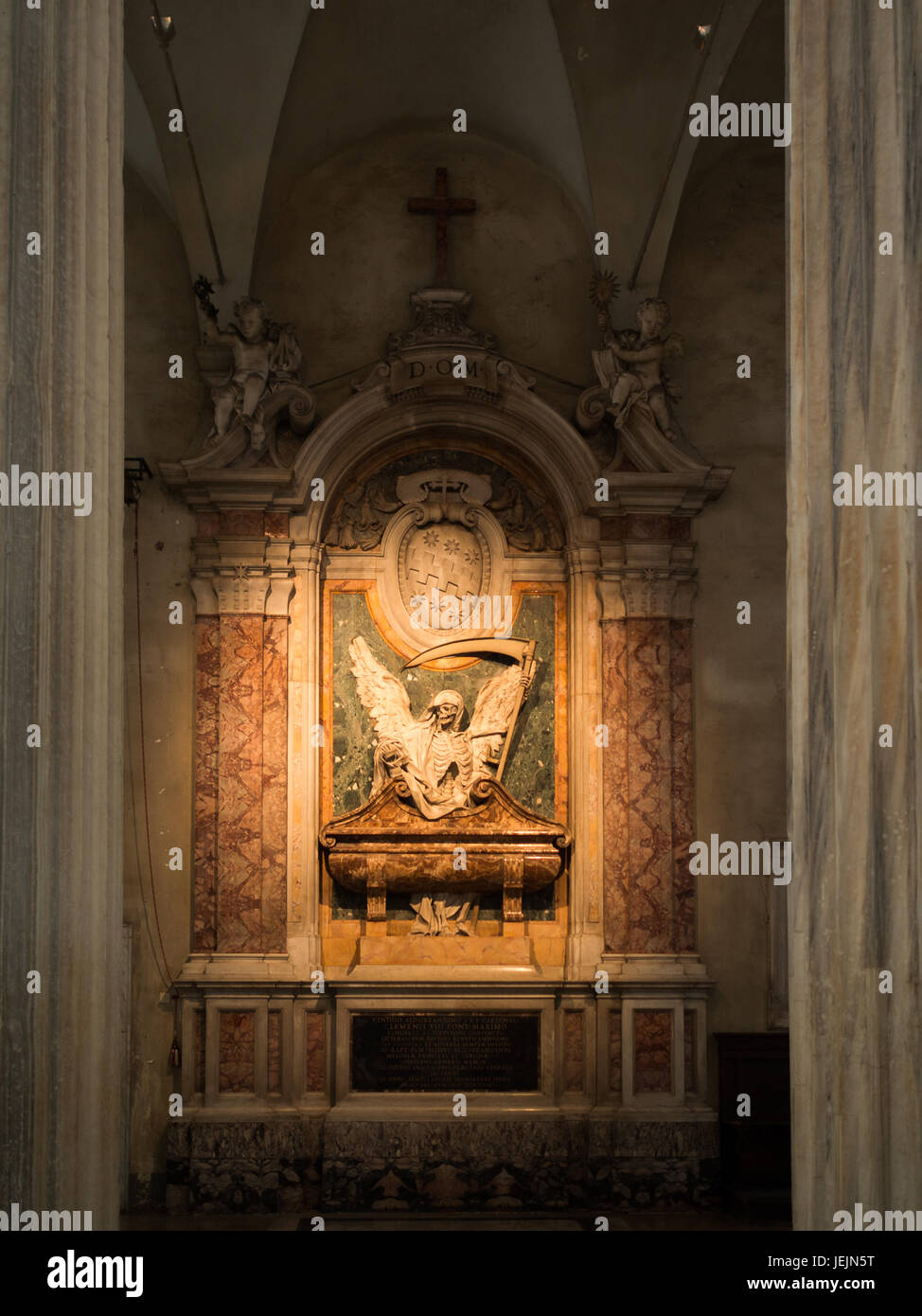 Tomb of Cardinal Cinzio Passeri Aldobrandini Personen in San Pietro in Vincoli Stock Photo