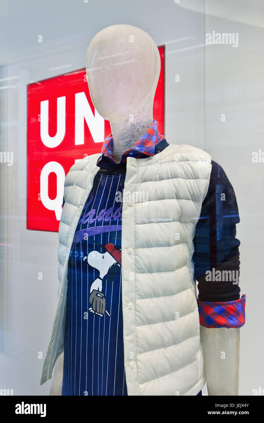 BEIJING-AUGUST 21, 2015. Display mannequin in a Uniqlo outlet. Uniqlo  competes with retailers Hennes & Mauritz Zara to win over consumers in  China Stock Photo - Alamy