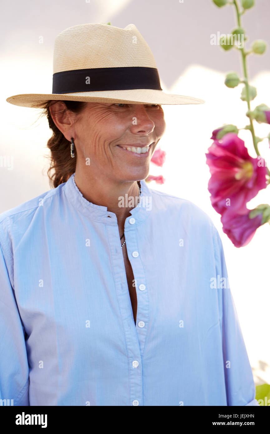 Mature Woman Wearing Sun Hat Stock Photo Alamy mature-woman-wearing-sun-hat-stock-photo-alamy