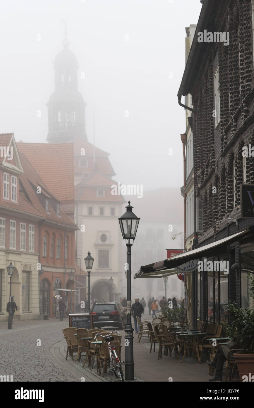 Altstadtstraße in Lüneburg im Nebel Stock Photo