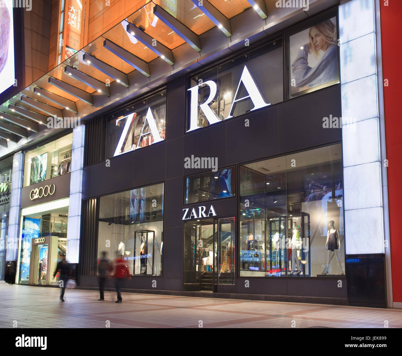 BEIJING-APRIL 14, 2013. Zara outlet at night. Zara owner, Spain Inditex,  has reported annual profits of $2.6 billion which is up 11 Stock Photo -  Alamy