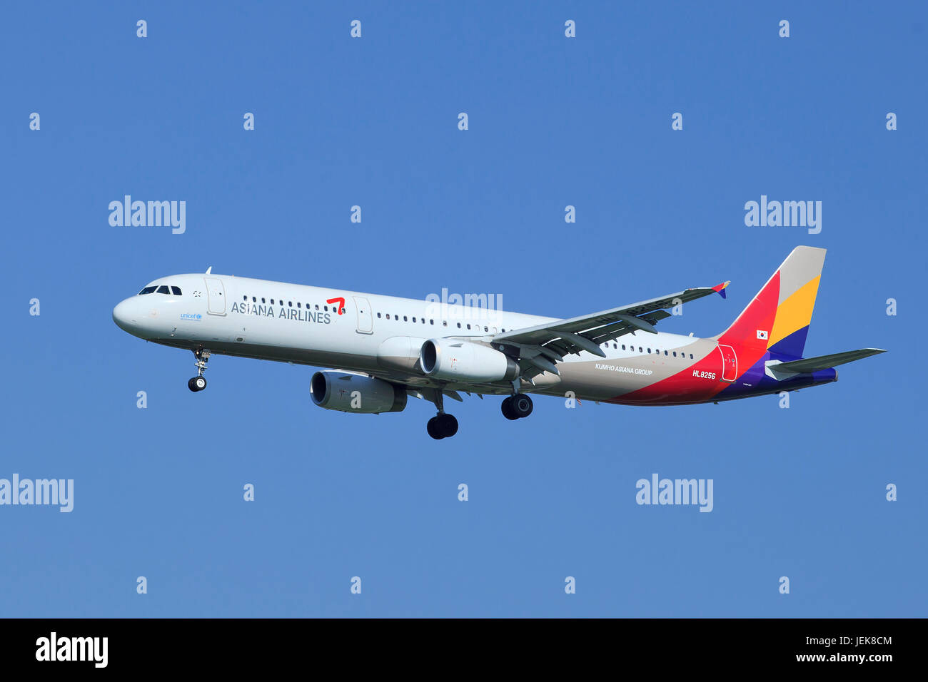 BEIJING-JULY 5. Asiana Airlines Airbus 321-231, HL8256 landing