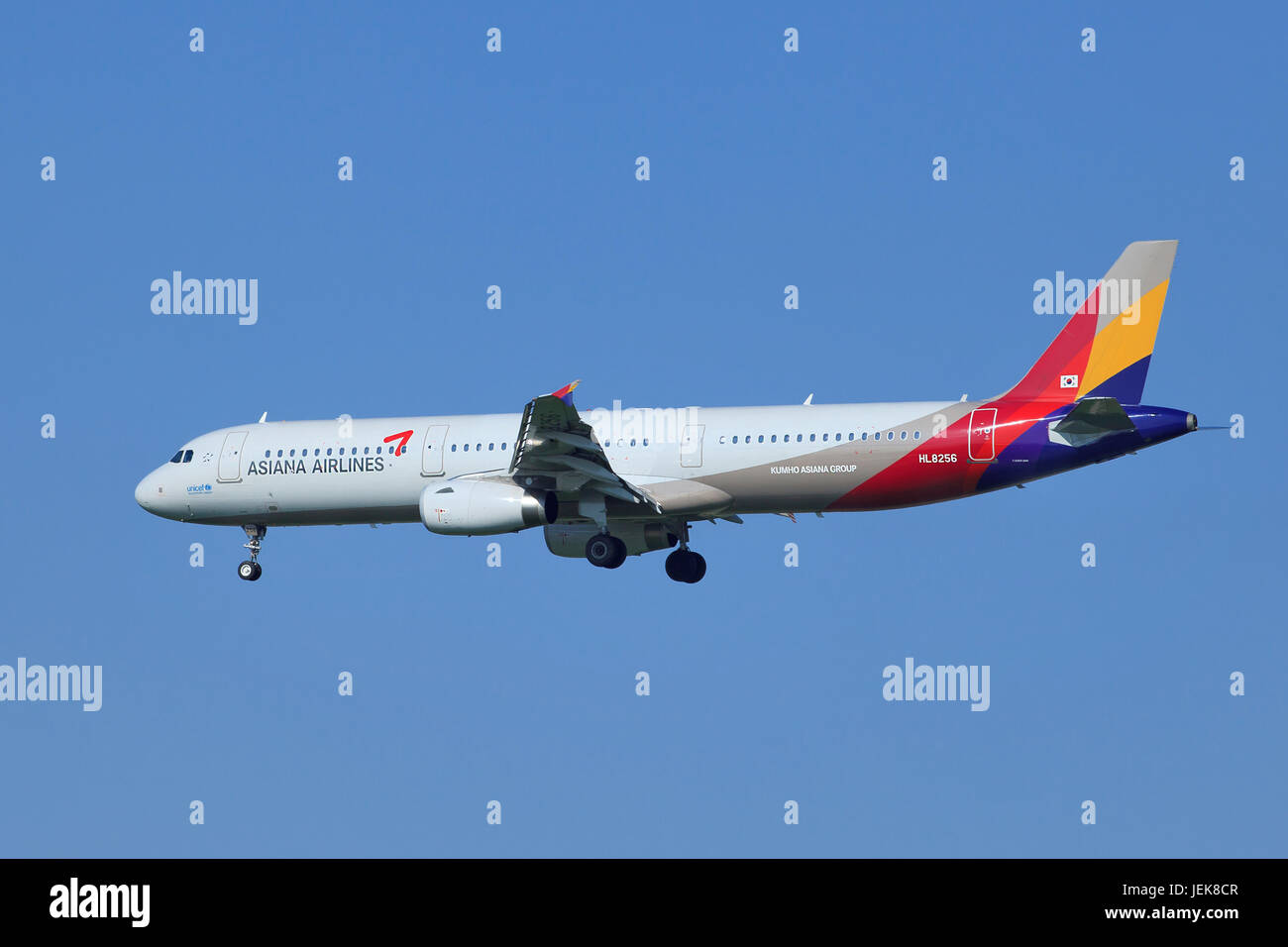 Airlines airbus 321 hi-res stock photography and images - Alamy