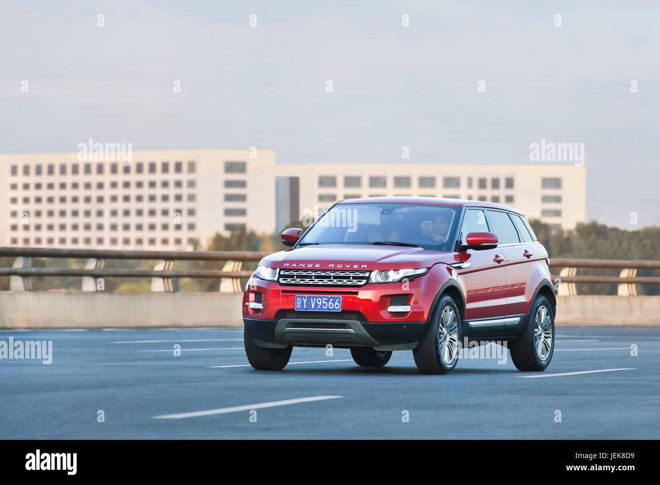 Red range rover hi-res stock photography and images - Alamy