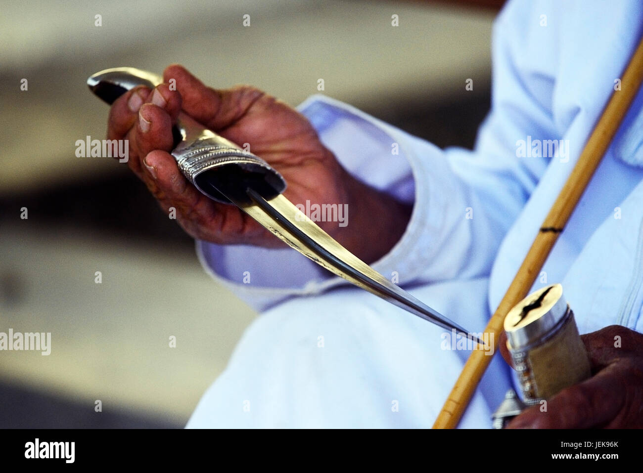 Homem Omani Com Faca Khanjar Na Sopa De Sinaw Imagem de Stock Editorial -  Imagem de cerimônia, faca: 209805269