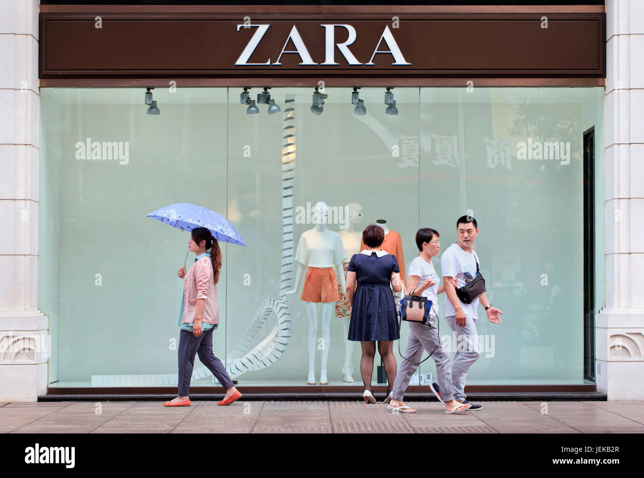People pass Zara outlet. Zara owner, Spain Inditex, has reported annual  profits of $2.6 billion up 11% on the previous year Stock Photo - Alamy