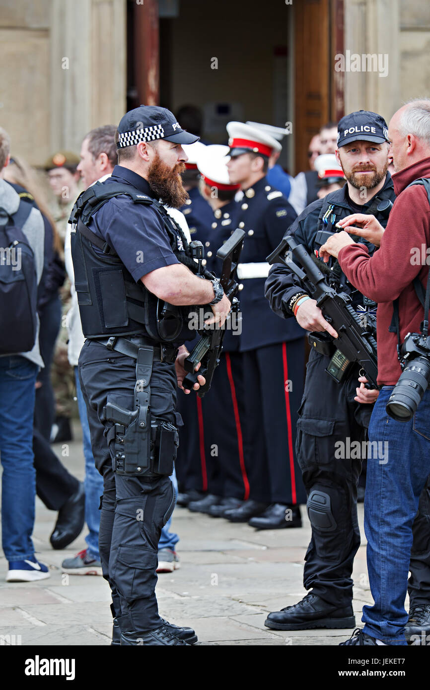 Armed police uk hi-res stock photography and images - Alamy