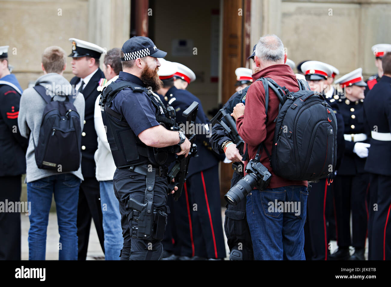 Armed police uk hi-res stock photography and images - Alamy
