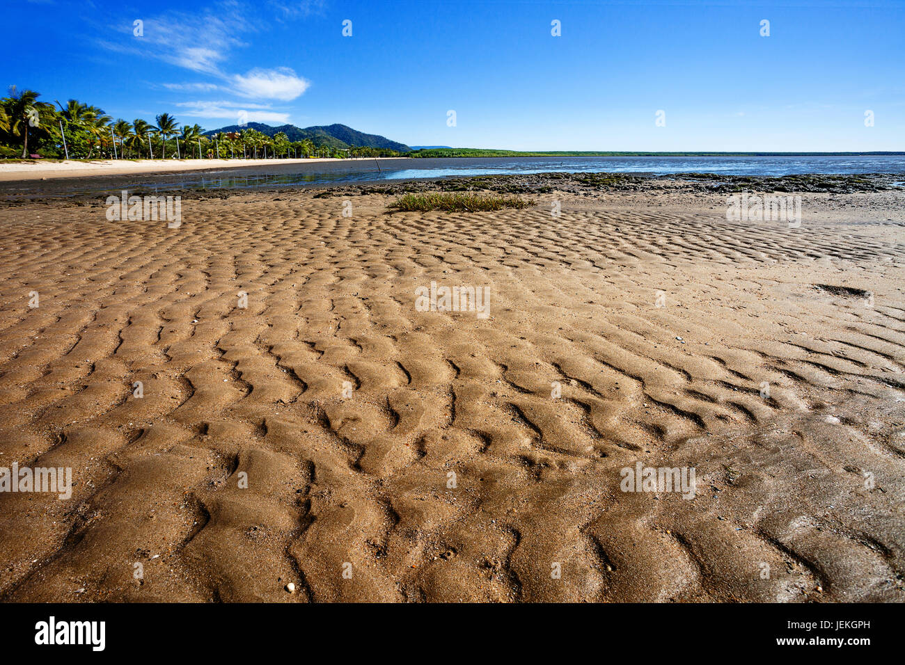 16-cairns-low-tide-today-background