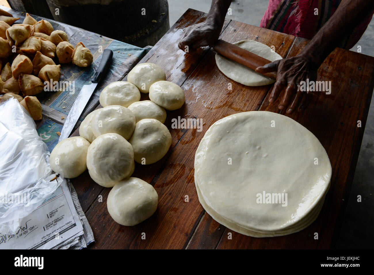 BANGLADESH, Kalihati, preparing indian flat bread Chapathi from wheat dough/ BANGLADESCH, Distrikt Tangail, Kalihati, Zubereitung von Fladenbrot Chapathi aus Teig Stock Photo