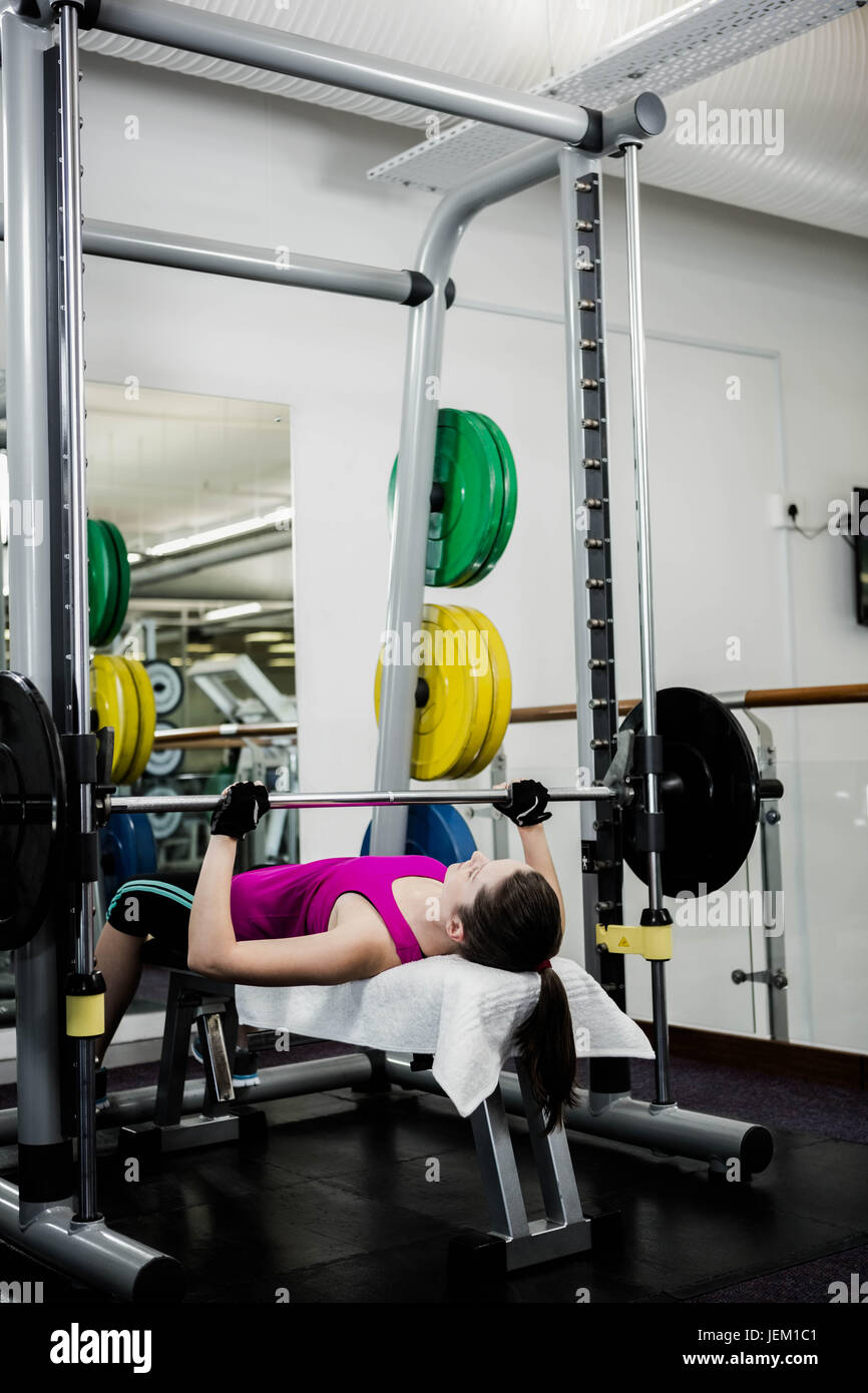 Fit woman lifting the barbell bench press Stock Photo - Alamy