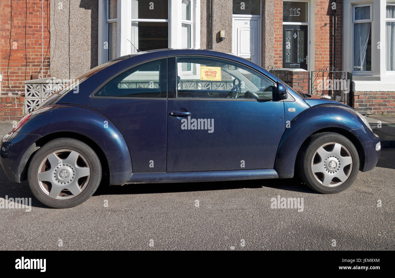 Volkswagen beetle on UK road with untaxed vehicle sign Stock Photo