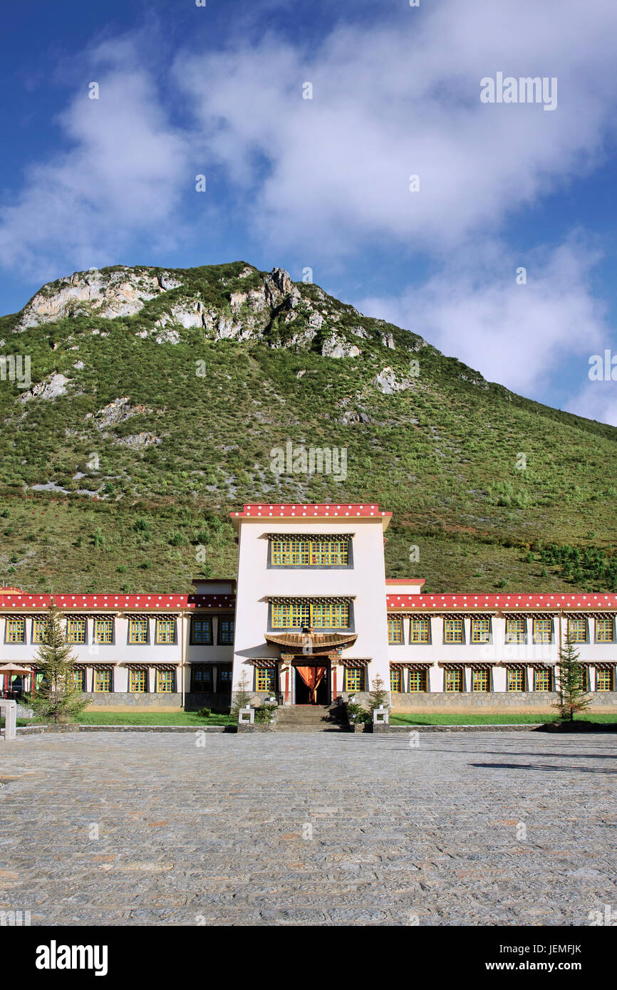 ZHONGDIAN-CHINA-SEPT. 24. Gyalthang Dzong Hotel, built against the Rituobo Mountain of Shangri-La with Tibetan style interior and guest rooms. Stock Photo