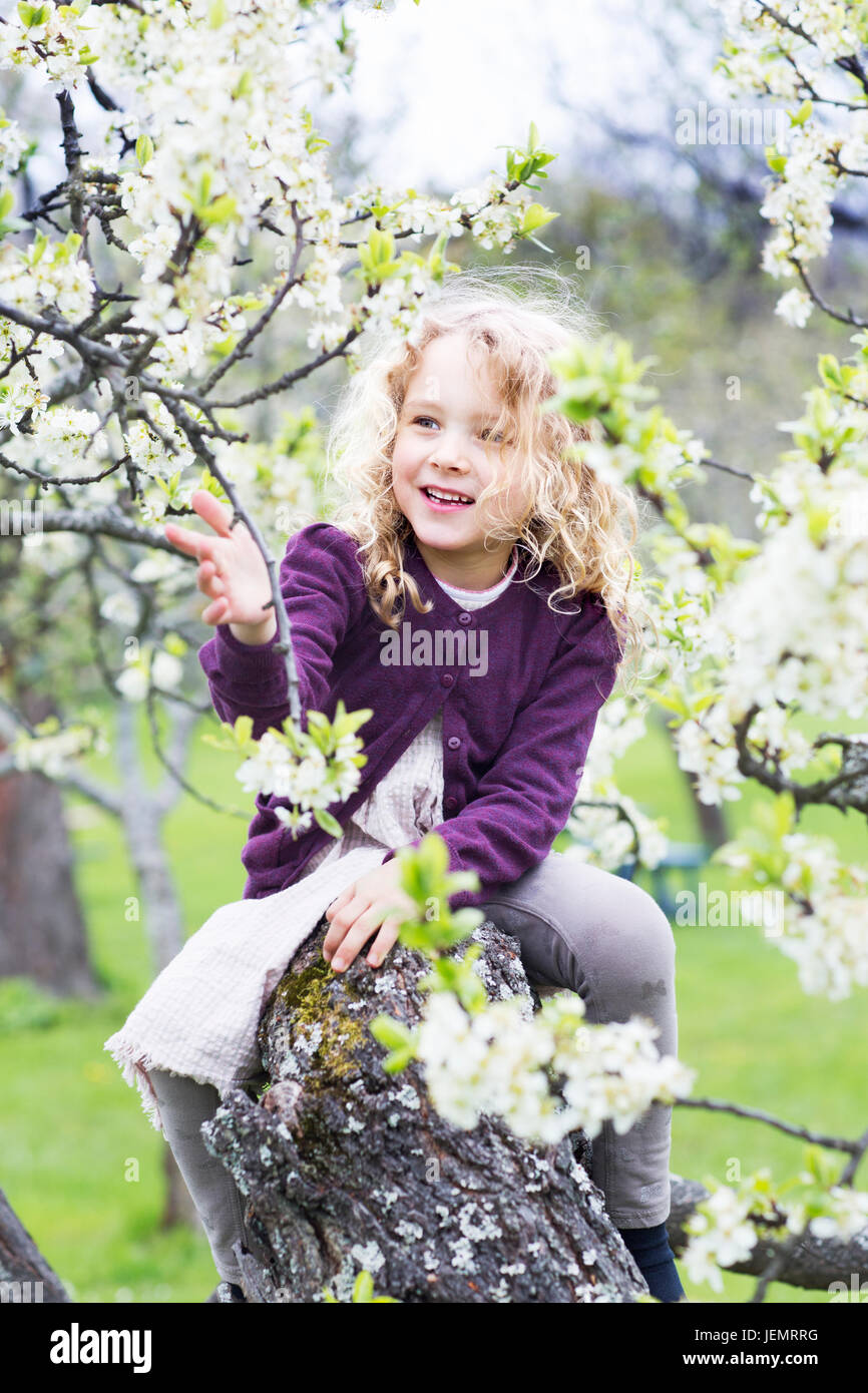 Sitting smiling looking away smiling tree hi-res stock photography and ...