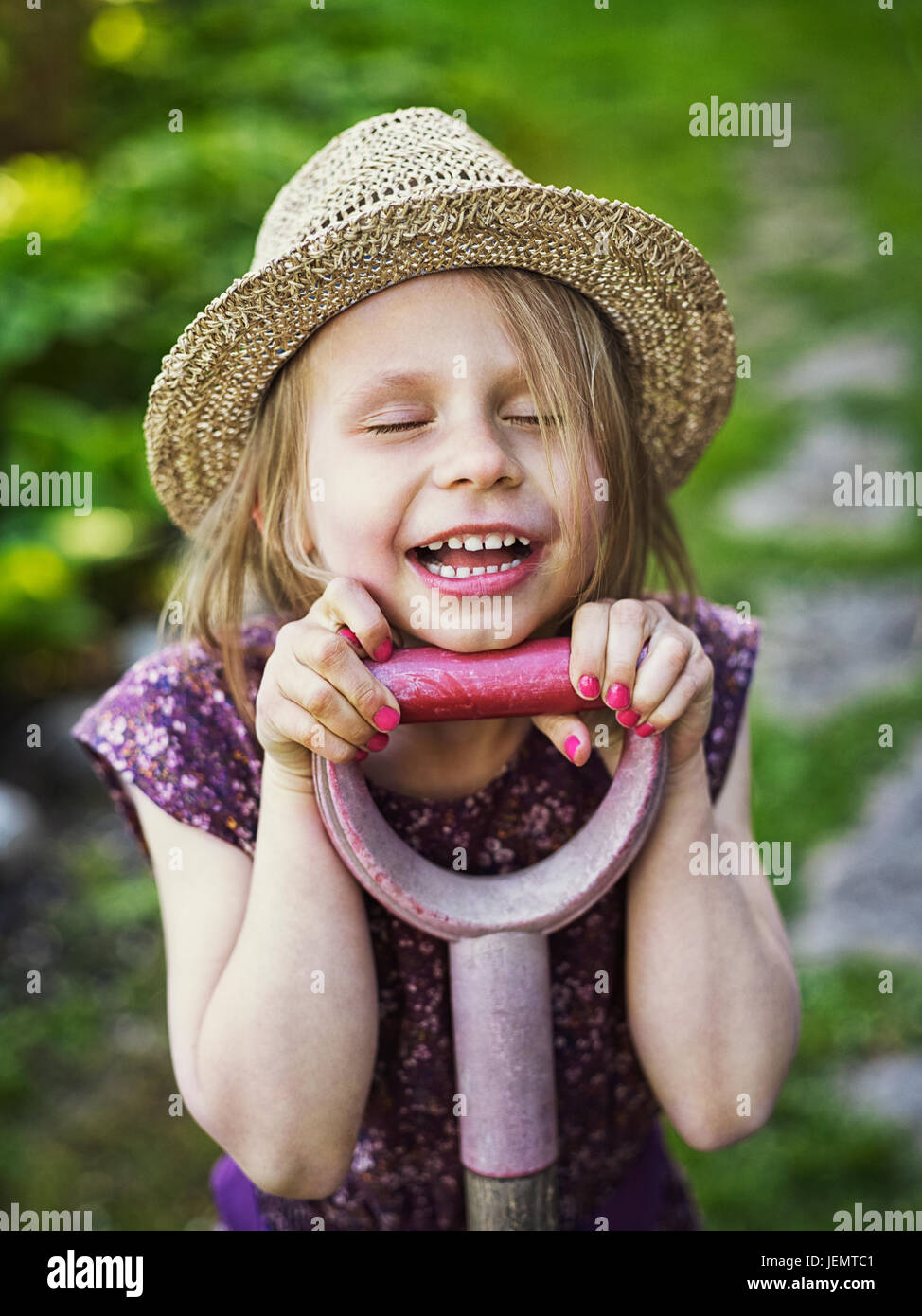 Girl long blonde hair straw hat hi-res stock photography and images - Alamy