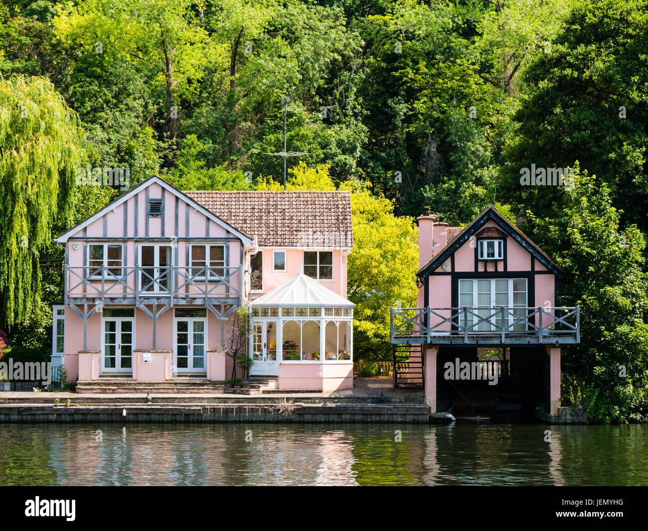 Pink House, River Thames, Henley-on-Thames, Oxfordshire, England Stock Photo