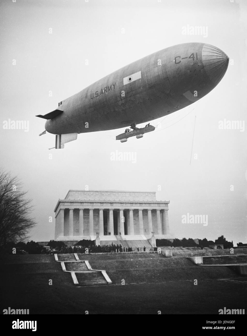 U.S. Army Blimp over Lincoln Memorial, Washington DC, USA, Harris & Ewing, February 1930 Stock Photo