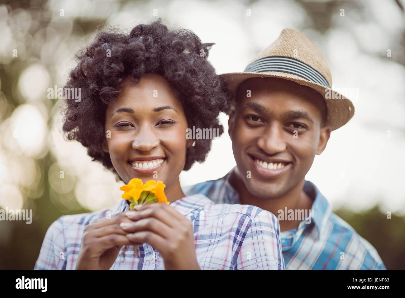 Couple holding flowers smiling hi-res stock photography and images - Alamy