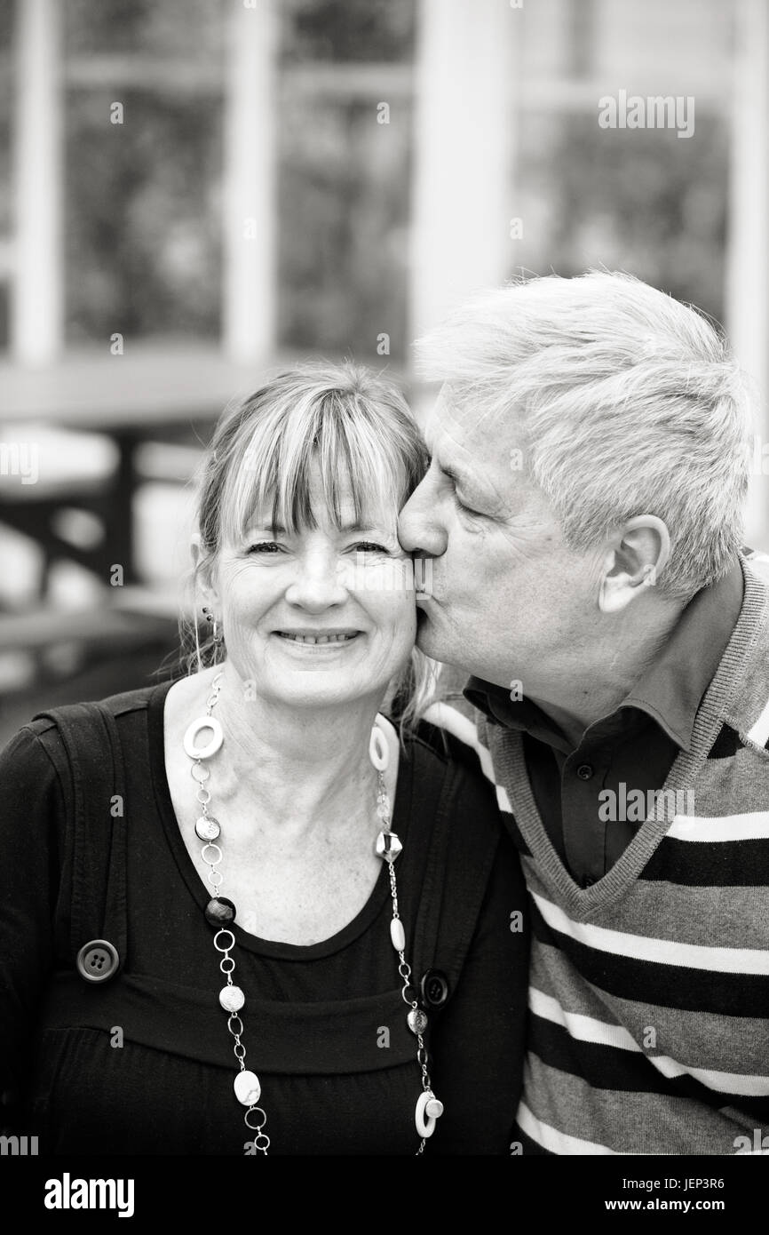 Front view senior black couple hi-res stock photography and images - Alamy