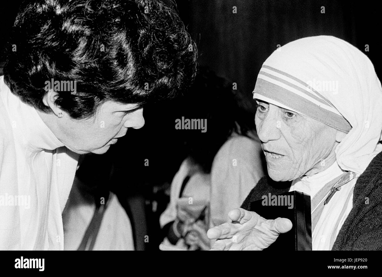 Mayor Diane Feinstein meets with Mother Theresa, bw1536-4 Stock Photo