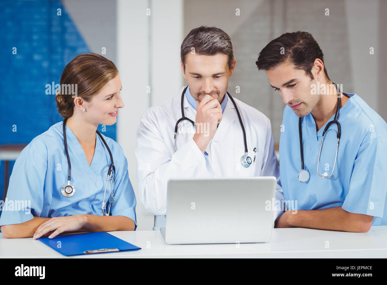 Врач улыбается. Doctors looking together at tablet. Хороший доктор со стетоскопом. Фото чем пользовался врач. Латиноамериканский доктор.