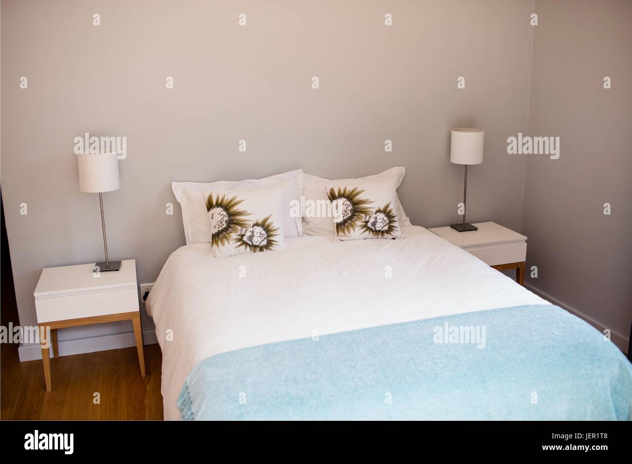 Empty bed with white bed sheet Stock Photo - Alamy
