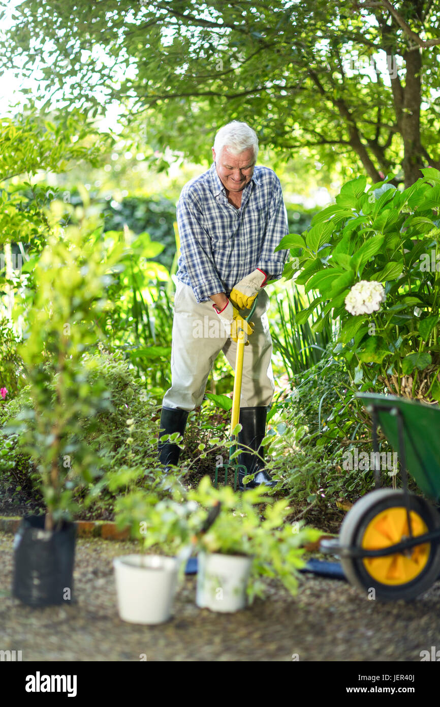 Man using wheelbarrow hi-res stock photography and images - Alamy