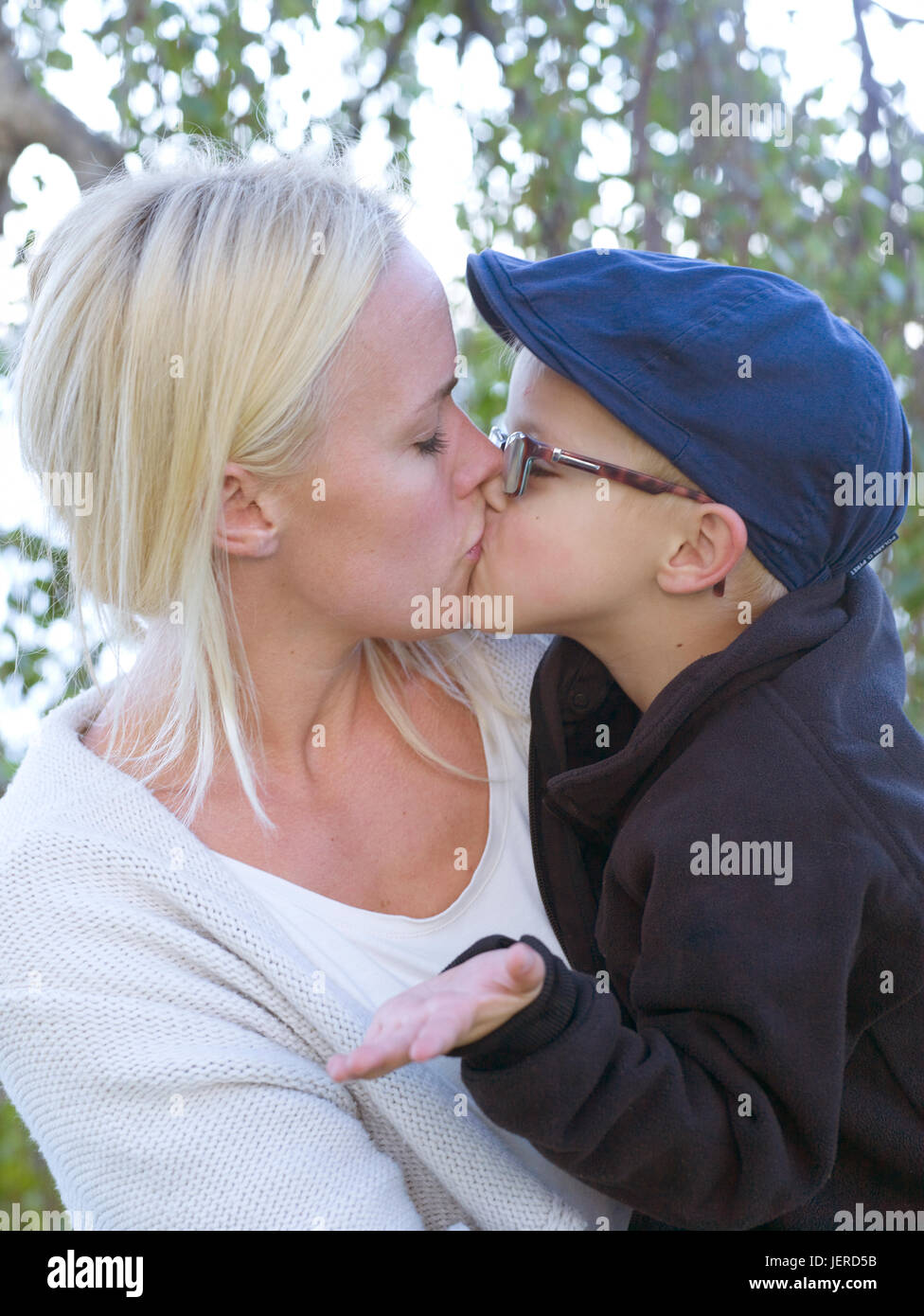 мать целует дочери грудь фото 92