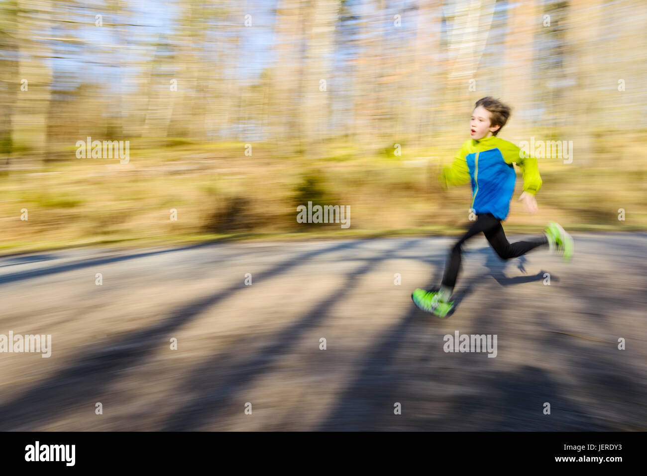 Boys running on track hi-res stock photography and images - Alamy