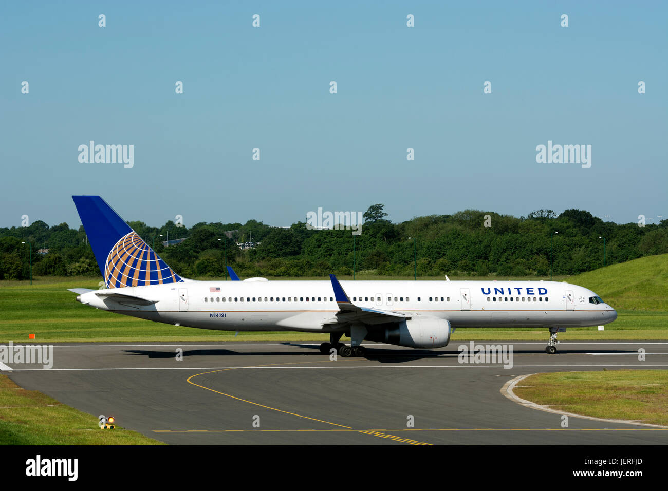 開運絵画　❀レイキボール大❀ Side view jet boeing 757 hi-res stock photography and images