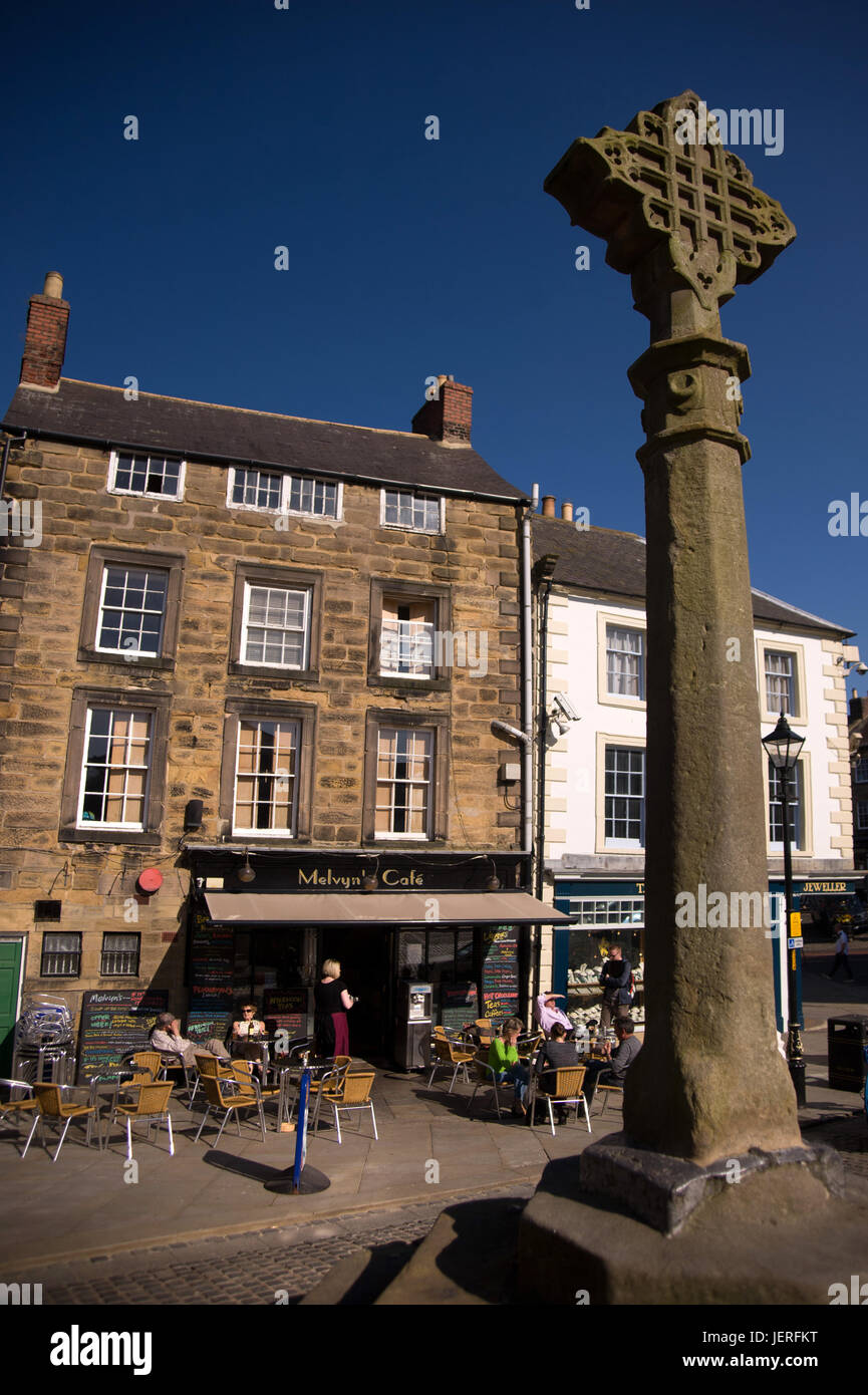 The Market Square and Market Cross, Alnwick, Northumberland Stock Photo