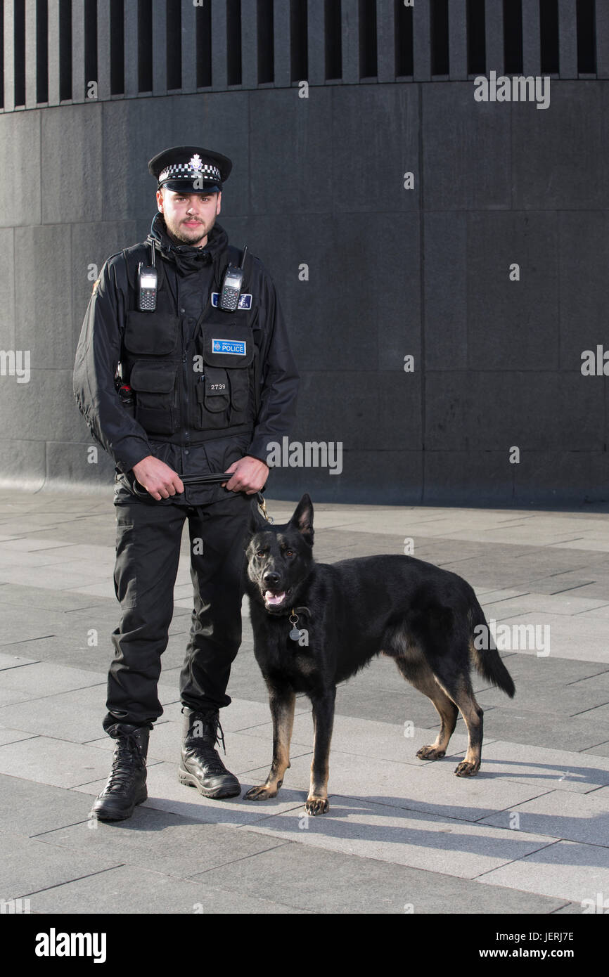 Metropolitan Police Dog Unit, outside Kings Cross station, London, England, UK Stock Photo