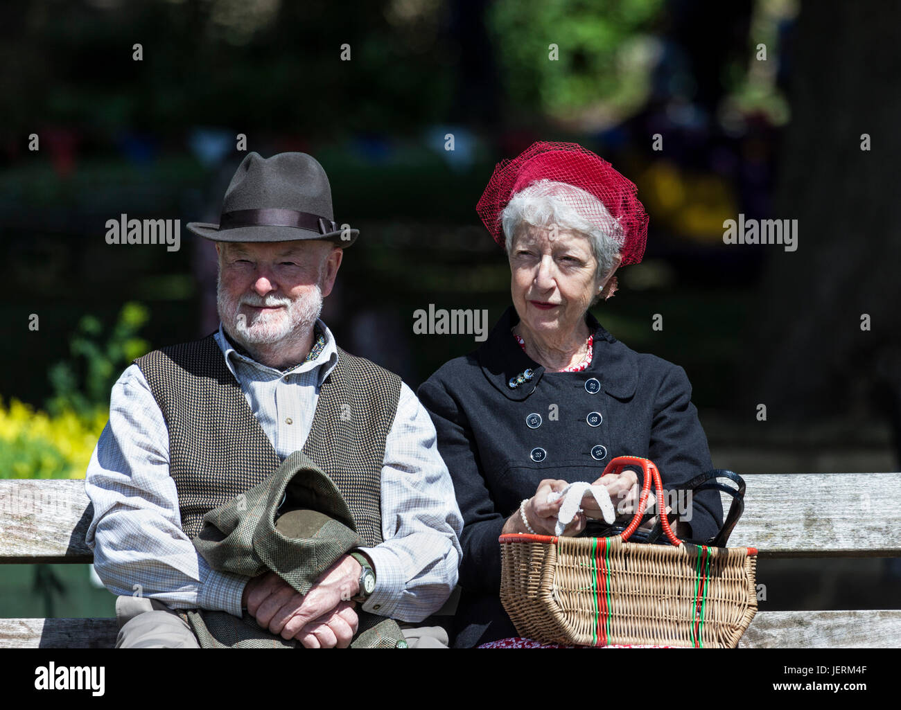 1940s couple man woman sitting hi-res stock photography and images - Alamy