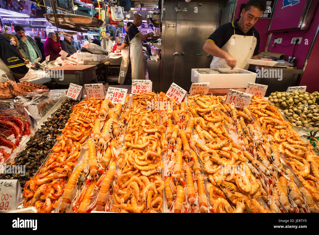 Seafood from all over Spain on sale in the Mercardo de Maravillas, one of the largest food markets in Europe.  Cuatro Caminos, Madrid, Spain Stock Photo