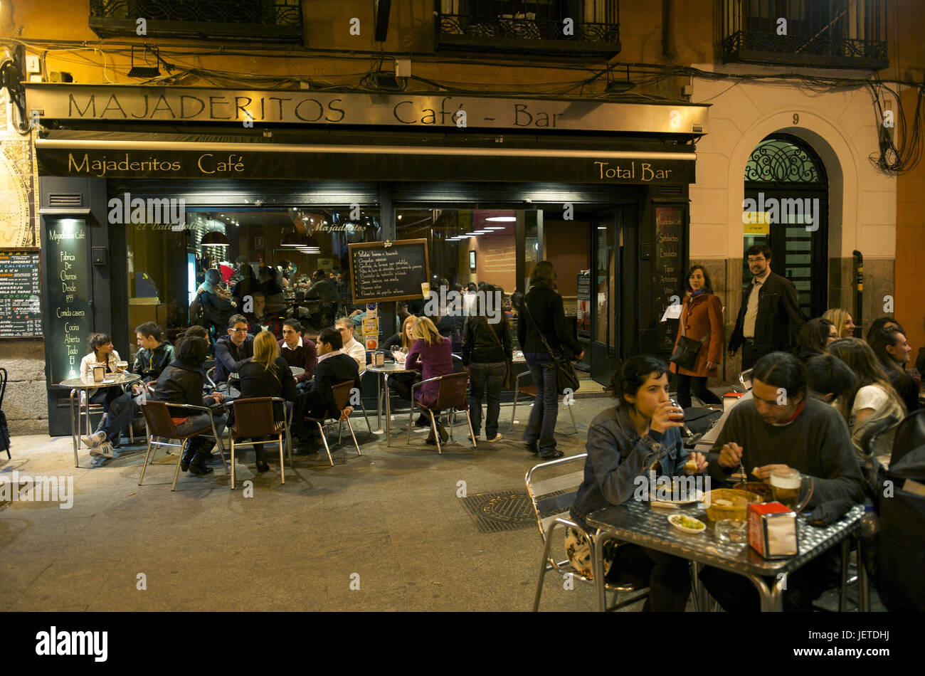 Spain, Madrid, Majaderitos cafe, guests at night on the street, Stock Photo