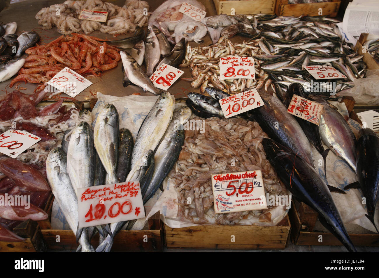 Italy, Sicily, island Ortygia, Syracuse, Old Town, fish market, Southern Europe, Siracusa, weekly market, market, market stall, sales, fish, food fish, sea animals, retail trades, choice, variety, price tags, Stock Photo