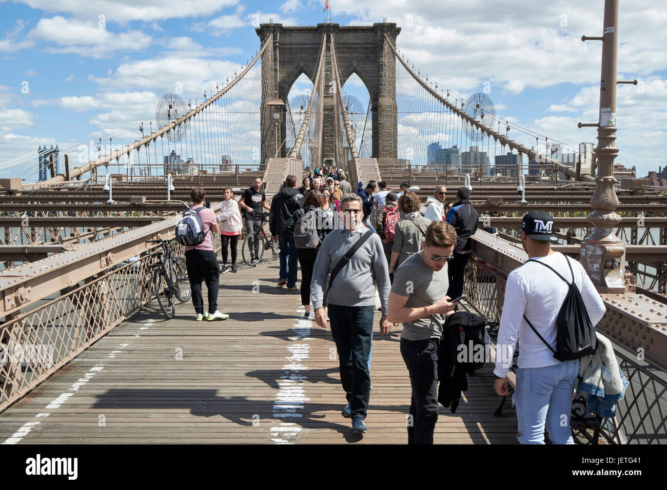 Walking over the brooklyn bridge hires stock photography and images