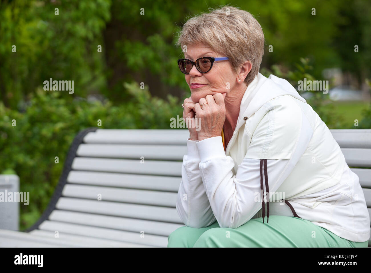 Mature woman on park bench hi-res stock photography and images - Alamy