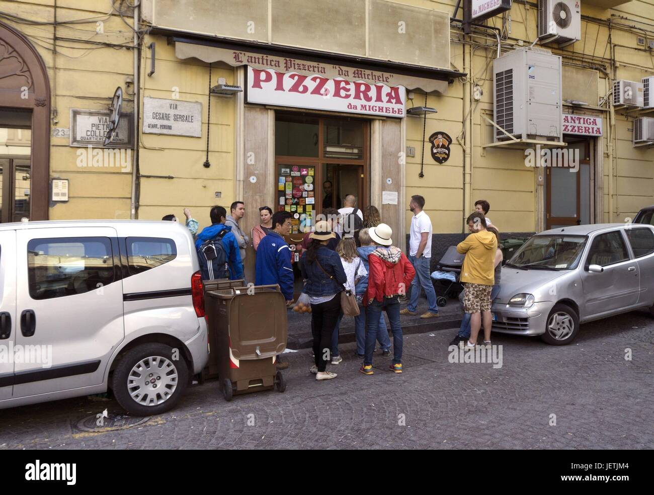 People wait outside Naples famous pizzeria da Michele, 2. May 2017. | usage worldwide Stock Photo