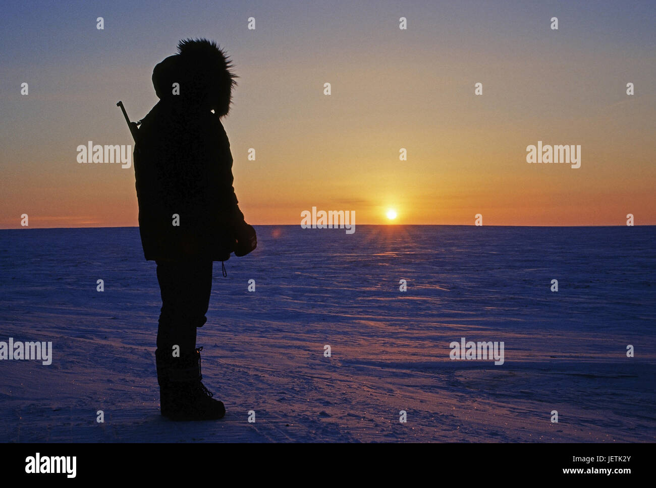 Inuit hunter from Nuiqsut in the extreme north of Alaska in the arctic ocean enjoys conveniently the sundown, Alaska, Inuitjäger aus Nuiqsut im äusser Stock Photo