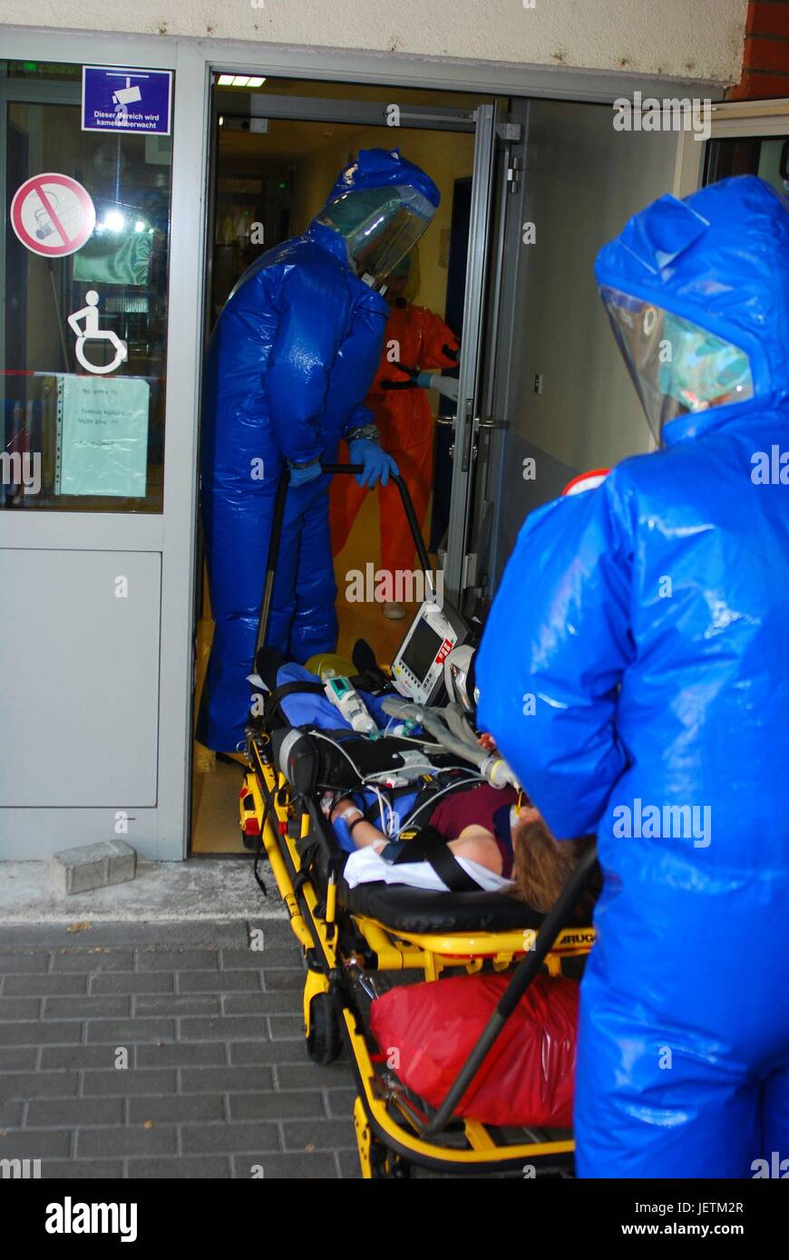 Cross-border transport exercise for high pathogenic infecting agent. Patient with lassa virus. Transport into the special isolation ward Frankfurt. Arrival at the isolation ward. | usage worldwide Stock Photo