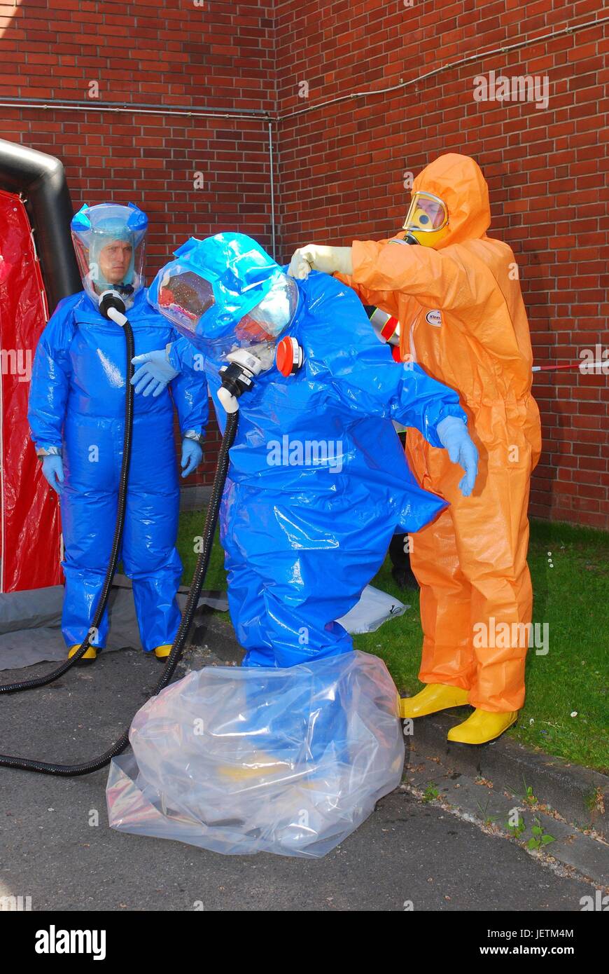 Cross-border transport exercise for high pathogenic infecting agent. Patient with lassa virus. Transport into the special isolation ward Frankfurt. Taking off the protective clothing. | usage worldwide Stock Photo