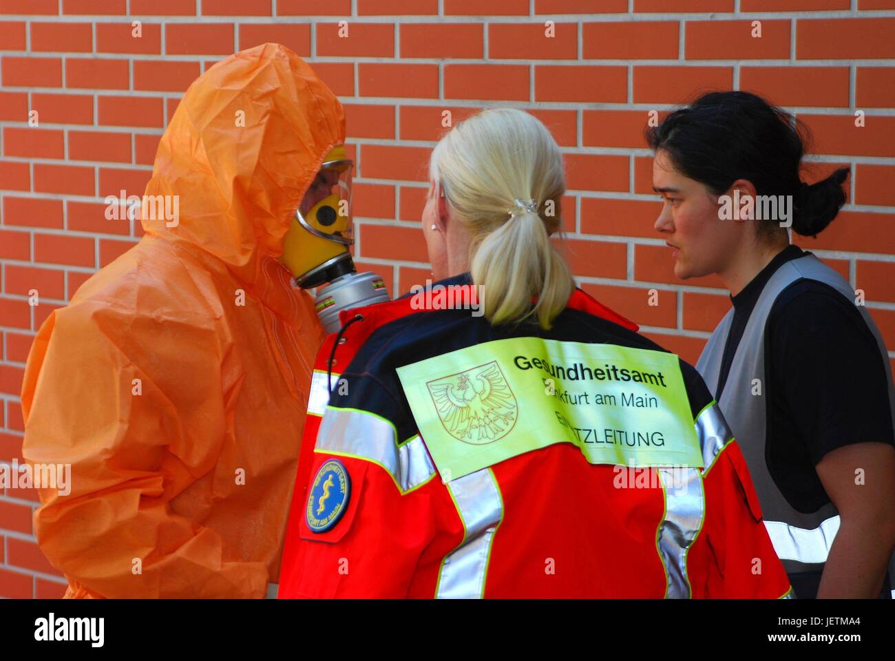 Cross-border transport exercise for high pathogenic infecting agent. Patient with lassa virus. Transport into the special isolation ward Frankfurt. Briefing of the person in charge. | usage worldwide Stock Photo