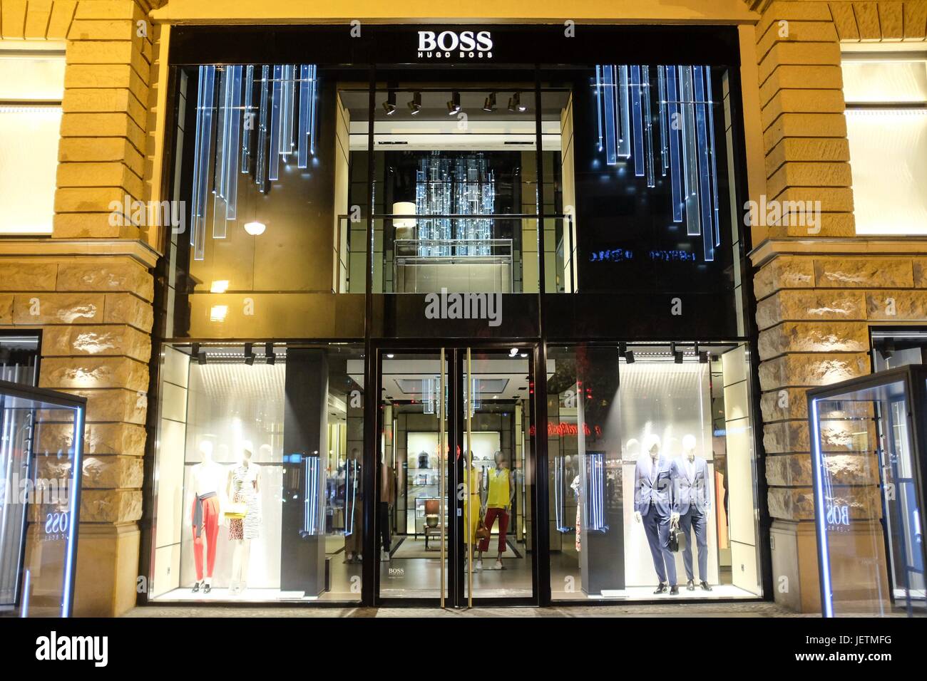 Ein Flagship-Store der Modemarke Boss auf dem Berliner Kurfürstendamm ...